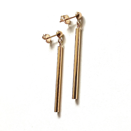 Discover the perfect blend of trendiness and timelessness with our genuine gold bar dangle earrings. Handcrafted from pure 14K solid gold, these earrings exude luxury and sophistication. The meticulously designed bars capture and reflect light, showcasing the radiant glow of authentic gold. With a stylish and secure butterfly back, these earrings are a must-have accessory, adding a touch of elegance to both modern and classic looks