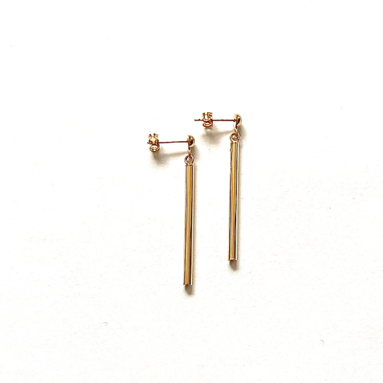 Capture timeless elegance with our genuine gold bar dangle earrings. Crafted from pure 14K solid gold, these earrings exude luxury and sophistication. The meticulously designed bars reflect light, showcasing the radiant glow of authentic gold. Elevate your style with the allure of genuine craftsmanship and lasting beauty.