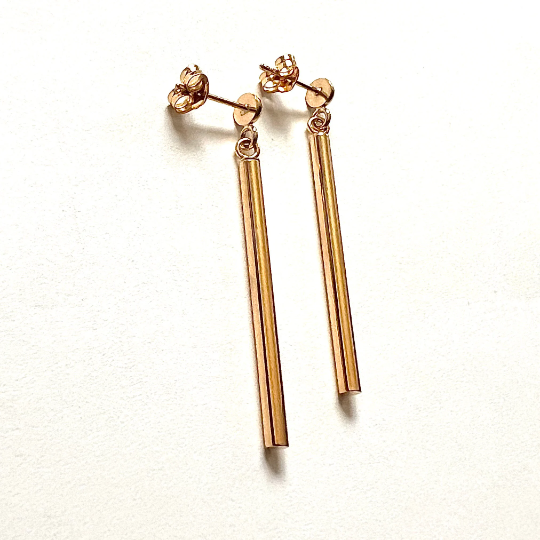Capture timeless elegance with our genuine gold bar dangle earrings. Crafted from pure 14K solid gold, these earrings exude luxury and sophistication. The meticulously designed bars reflect light, showcasing the radiant glow of authentic gold. Elevate your style with the allure of genuine craftsmanship and lasting beauty.
